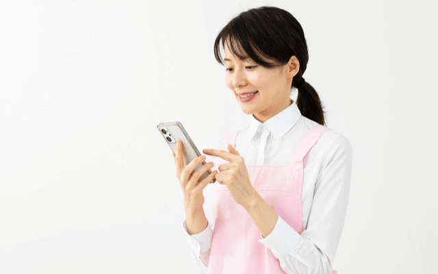 保育士から転職エージェントを利用して転職相談している様子