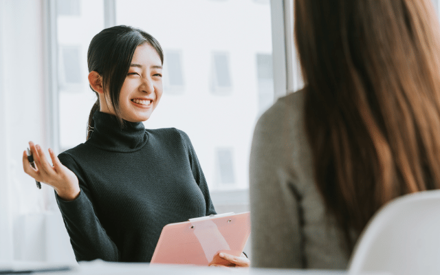 マイナビエージェントを利用することで種類通過率90％を実現した女性転職者の様子