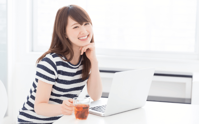 転職を機に転職先以外にも複数の事業をこなす「4足のわらじ」で活動する女性の様子